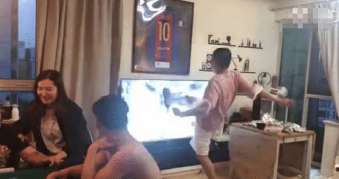 苏醒踢足球快乐再出发,苏醒砸电视机看球是哪场比赛