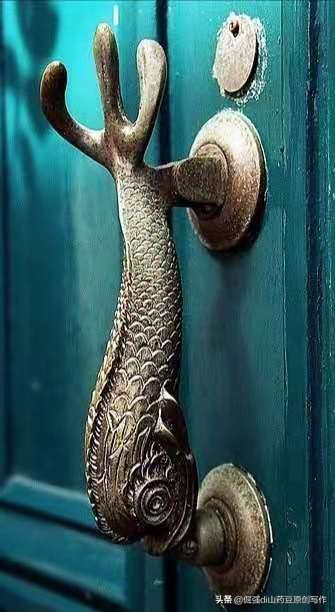 尘封历史往事,尘封的木制大门