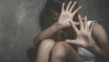 鲍毓明虐待14岁养女这三年：高管总裁的背后，是女儿无数次的哭喊