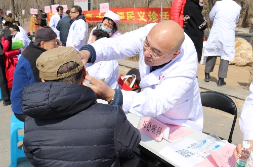 卫健系统集中开展义诊活动,维康义诊