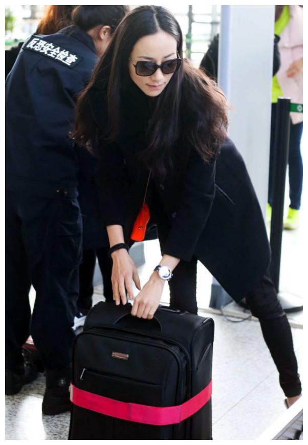 韩雪现身机场耍手机,韩雪穿西装走机场