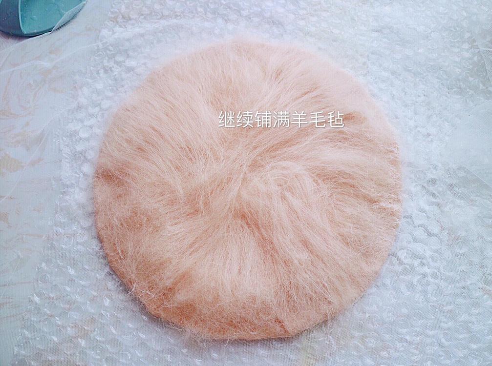 翻出收快递的泡沫纸，我家妞多了一顶可爱的帽子