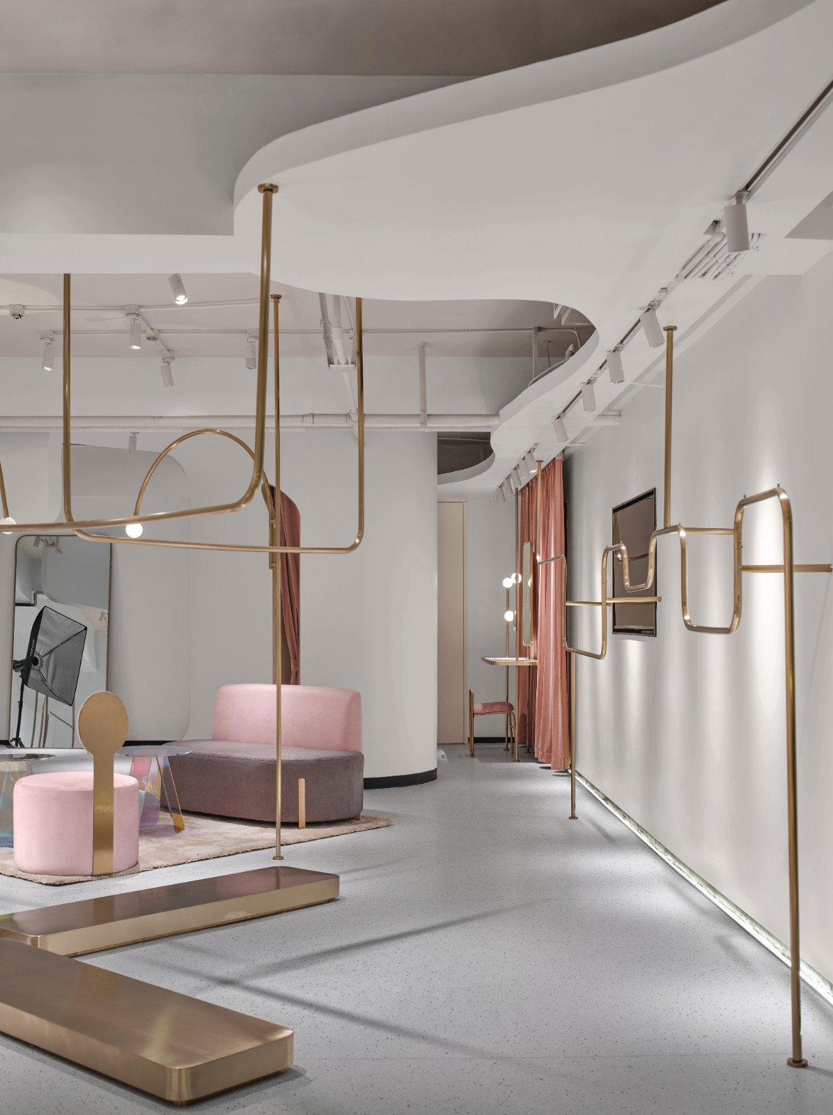 JEAtelier服装工作室用空间展示对服装和美的理解