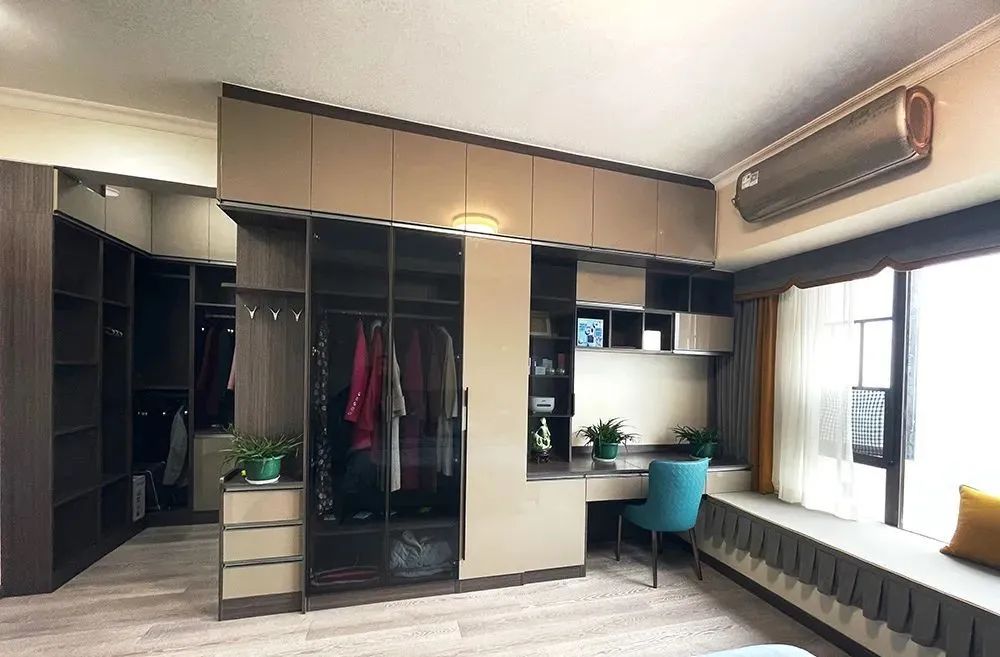 阳台改成小卧室凸出来的,阳台改成衣帽间和办公区