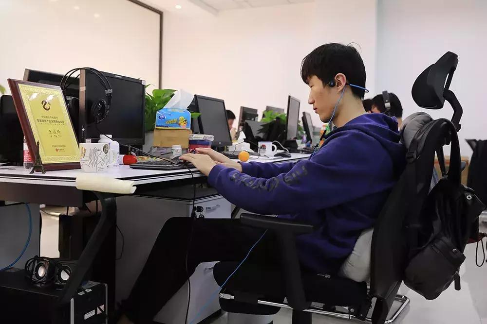 「阿里巴巴是个叔叔吗？」购物车外，用力生活的他们