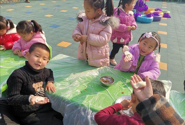 孩子上幼儿园坐不住妈妈不配合,小孩幼儿园坐不住乱跑不听指令