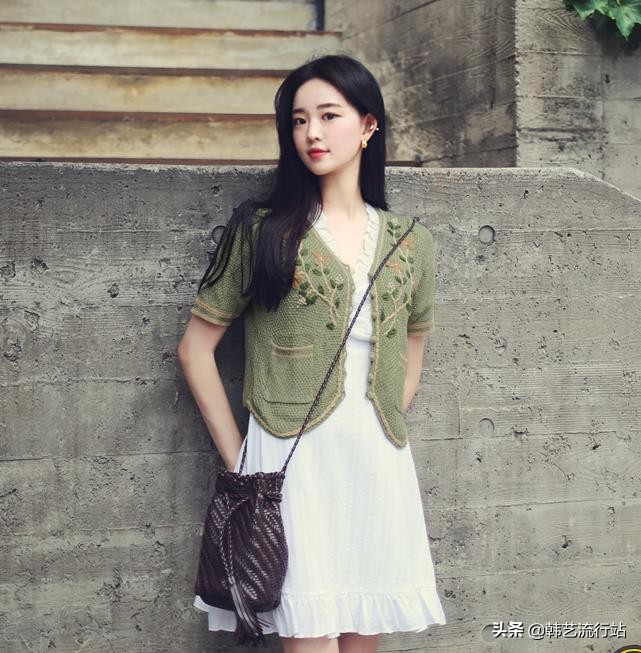 2022韩版秋季流行的衣服款式,给推荐几款韩版服装
