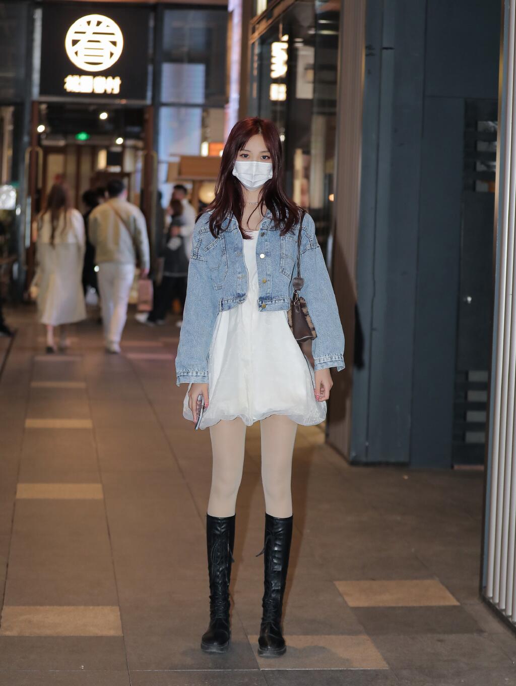 蕾丝长筒袜怎么穿教程,春天穿袜子的小技巧