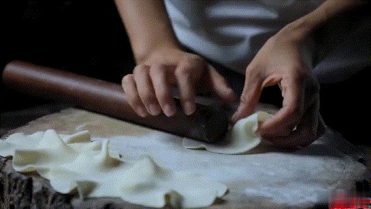 李子柒上山挖野菜视频,李子柒制作全过程视频美食