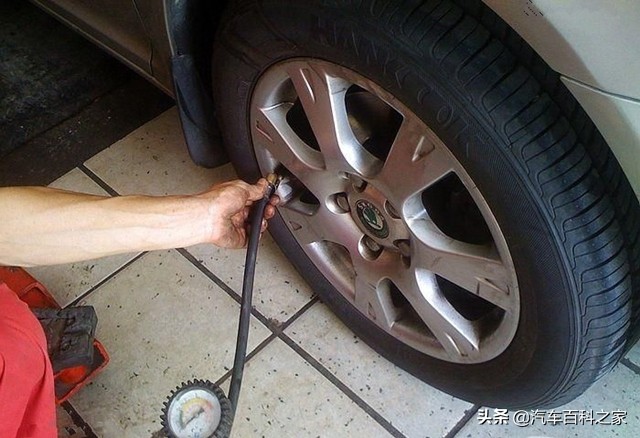 汽车左右跑偏需要不断修正方向,汽车跑偏跟四轮换位有关不