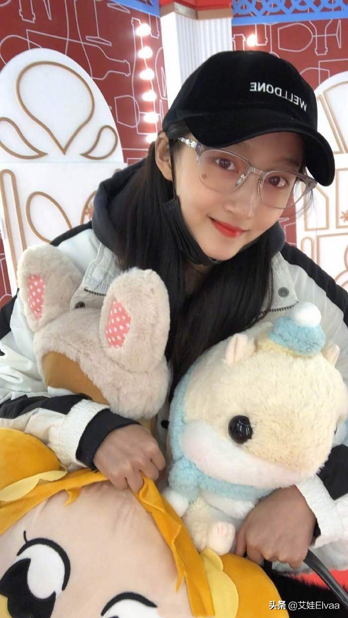 关晓彤鹿晗情侣装灰色笑脸,鹿晗关晓彤北面情侣装