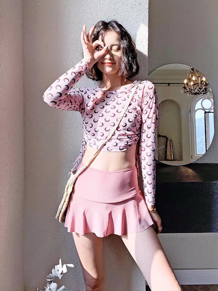 什么样的泳衣穿起来好看有高级感,如何选到又好看又保守的泳衣