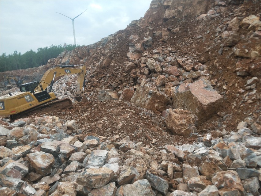 石场挖掘机大型施工现场,石场回填挖掘机怎么干活