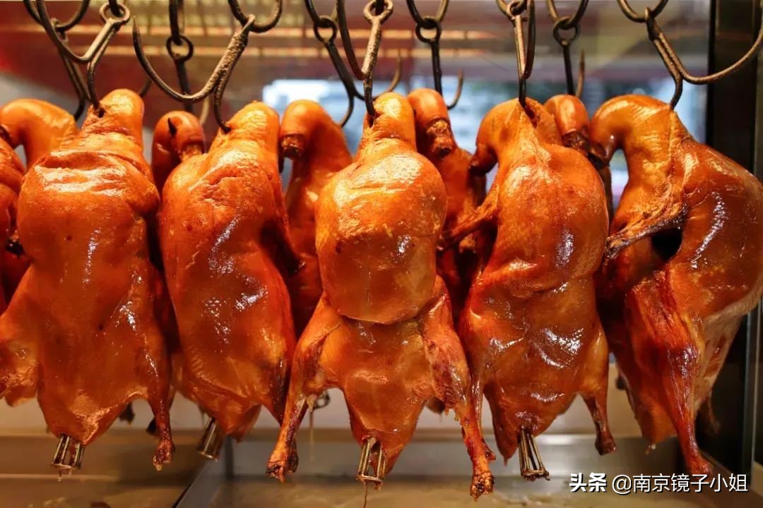 烤鸭最酥的一块鸭皮酥到了极点,味道纯正的烤鸭肉质鲜嫩