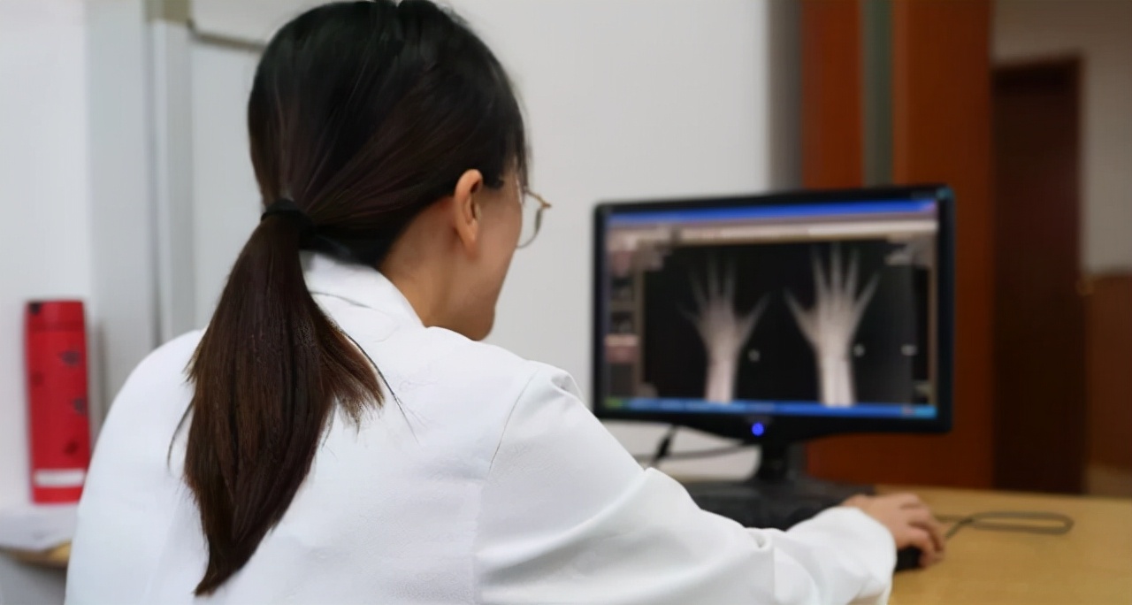 9岁乳房发育,10岁来“大姨妈”性早熟身高不到153cm!该怎么帮她