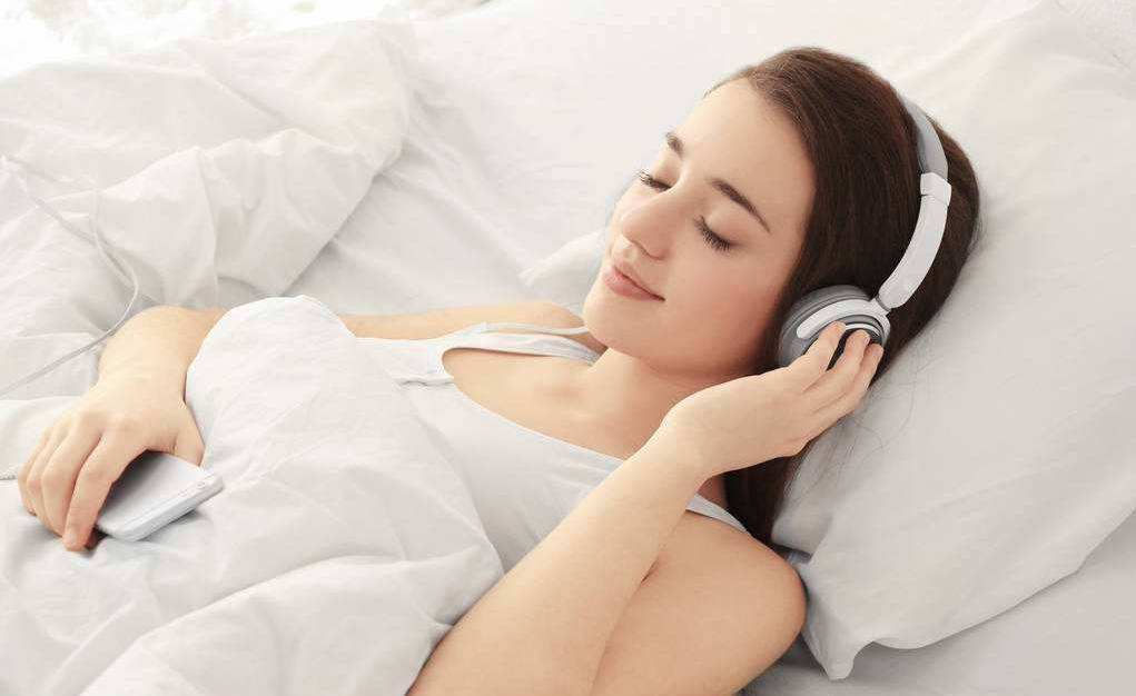 晚上热的睡不着的小妙招,晚上睡不着有什么小妙招可以治