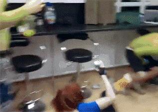 我在学校超市买了一包南京煊赫门收了我19块，我该怎么举报