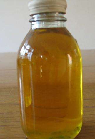 这种树在农村很常见，花名为五月花，果子提炼出的油料可以漆房子