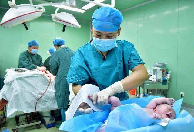 谢依霖水中分娩后判若两人,谢依霖水下分娩全记录