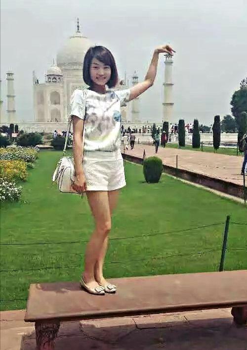 金孔雀余旭的最后一程：36万群众手捧菊花送别，墓前4架飞机模型