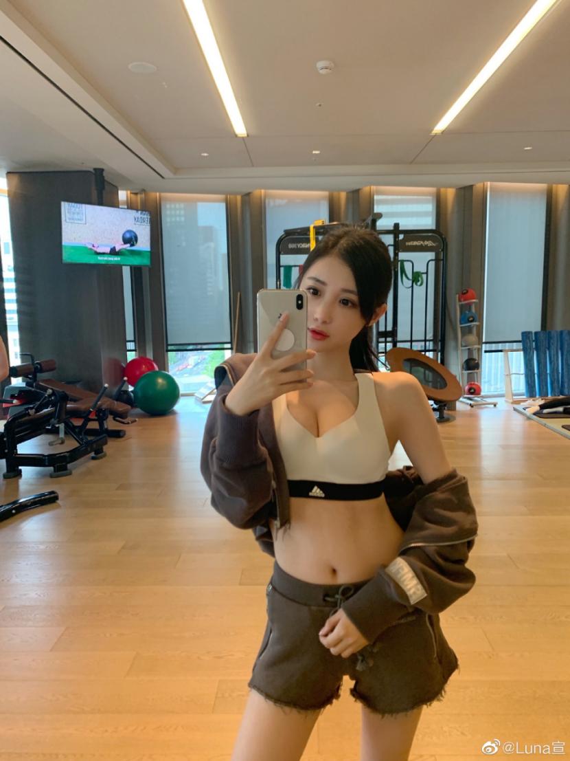 艾小羊：潘玮柏结婚，我更好奇新娘“土甜风”的衣品