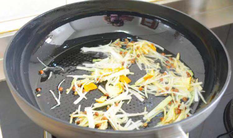 酒店里的招牌菜不粘锅的香煎带鱼,煎带鱼不粘锅不破皮的技巧