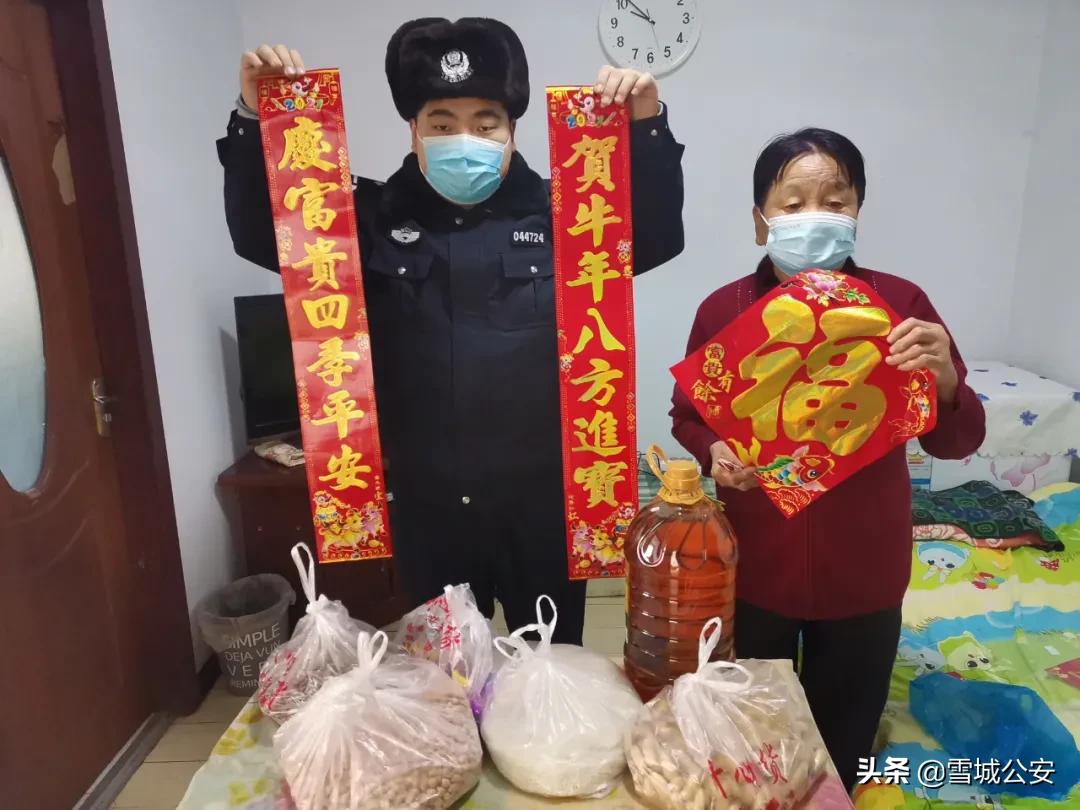 社区民警节前上门送安全年货,警察雪天送买年货迷路老人回家