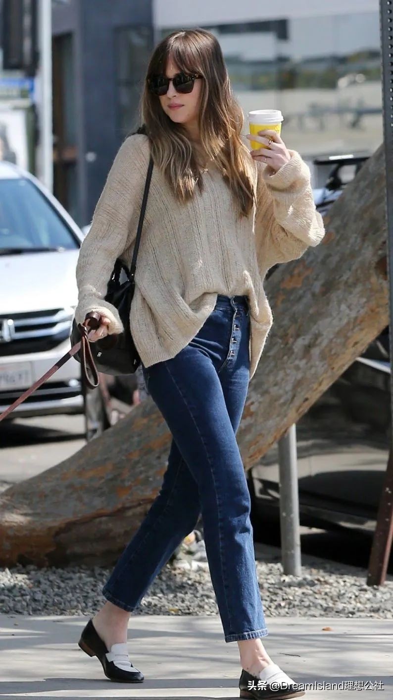 街拍白色乐福鞋,达妹街拍图文