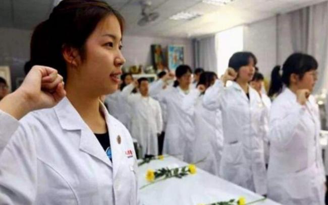 什么是“定向医学生”?免学费毕业包分配,过来人却表示宁愿没报