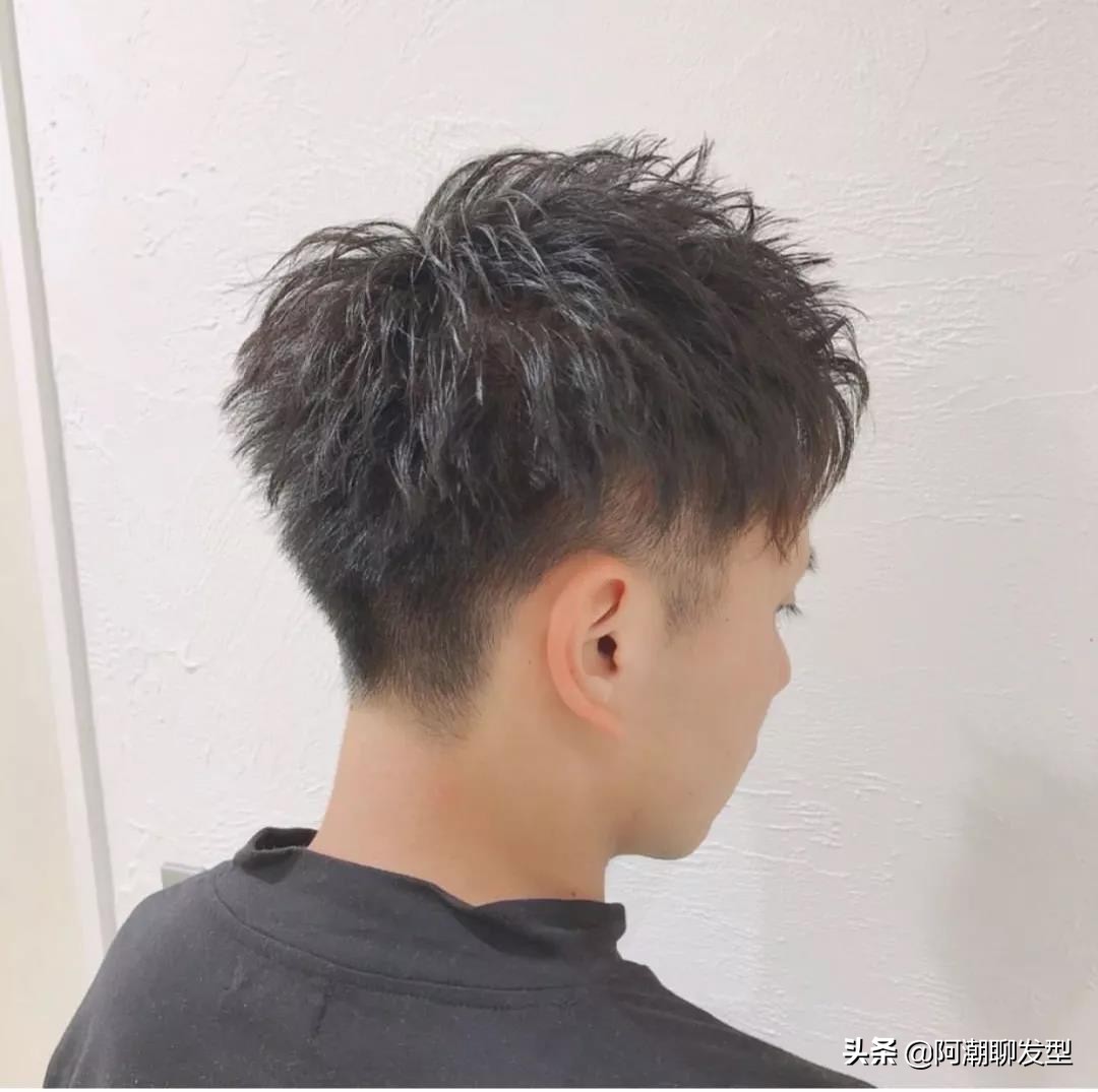 40岁男士两边铲的发型哪种好看,男士发型两边铲短头顶留长打理