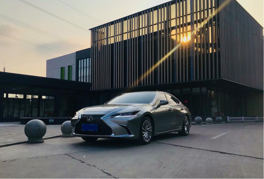 雷克萨斯es300h对比奔驰e,雷克萨斯es300h和奔驰e级