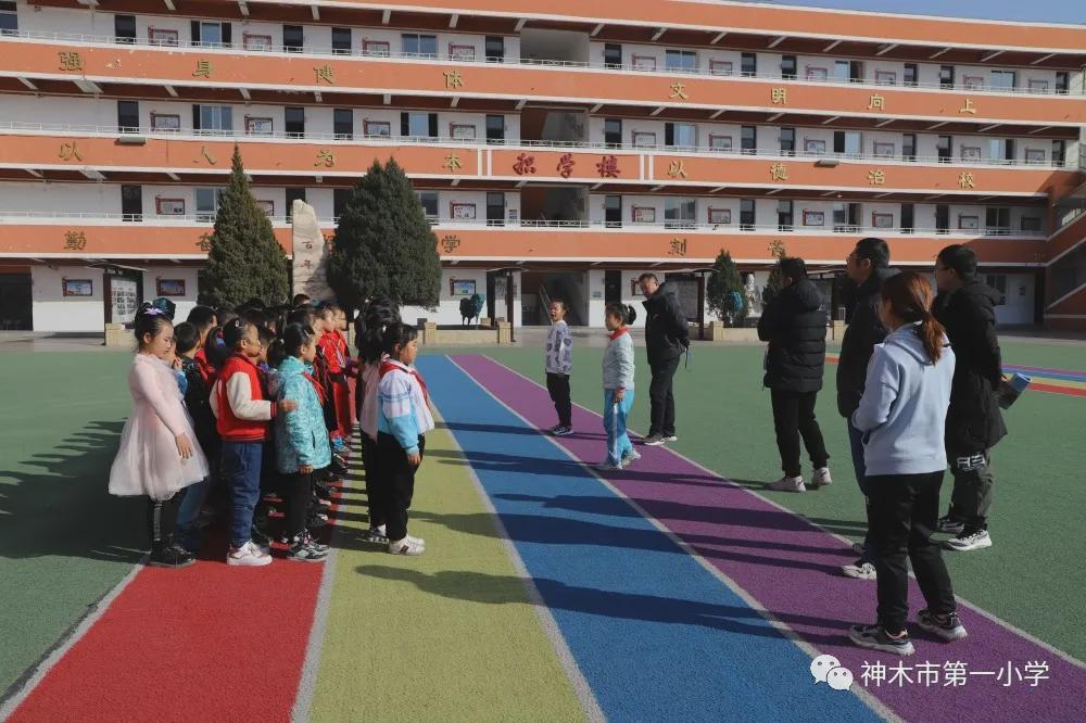 神木第一小学拔河比赛,小学体育优质课简报