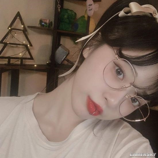 坏坏的动作惹人怜爱韩国美女游戏up主godlita