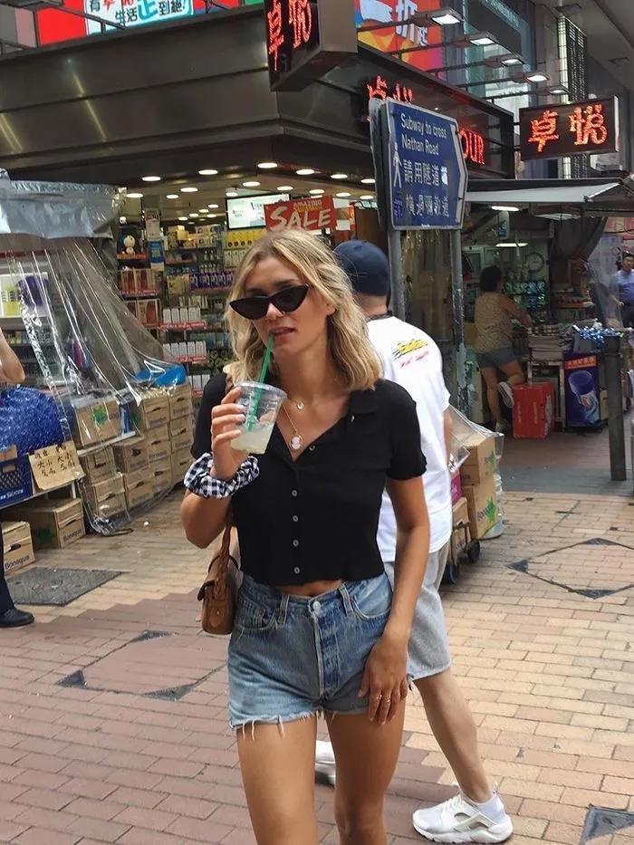 夏天薄款牛仔短裤,怎样选择牛仔短裤显瘦