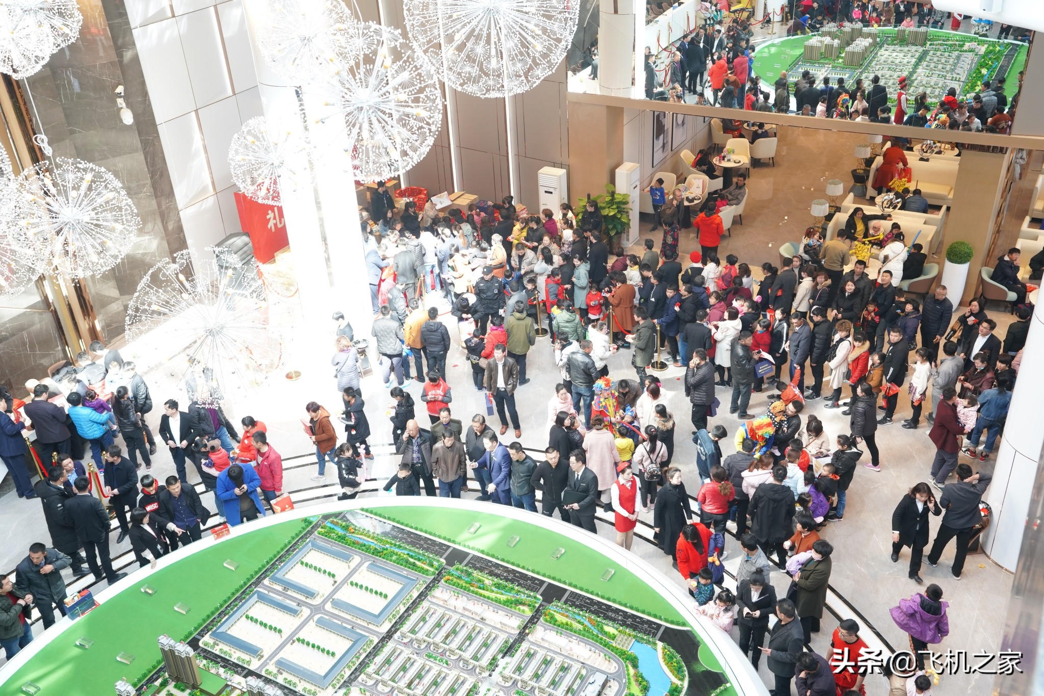 山东潍坊一楼盘租2架400万直升机空中看房