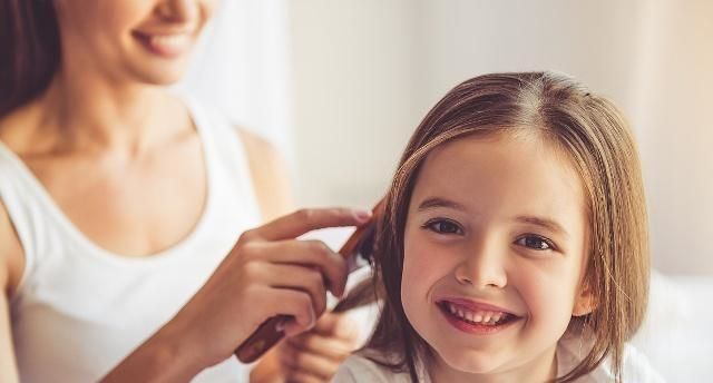 12岁女孩夹腿,去医院检查后才发现端倪,宝妈:错怪你了