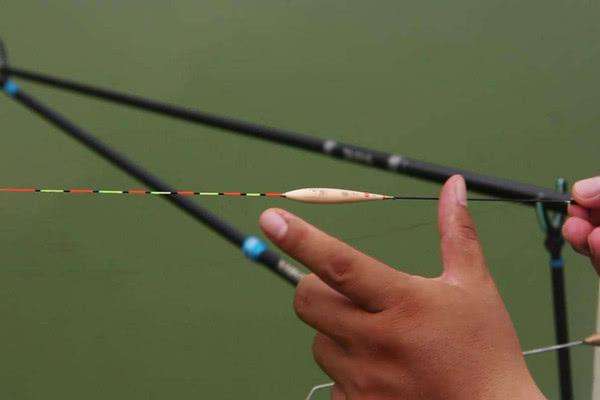 手竿钓鲢鳙抓口太难？老钓友:与手速无关，做好一点只管抄鱼！