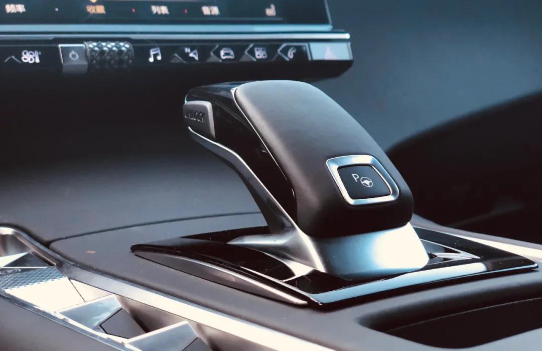 解锁小马路丨与来自时尚之都的DS7，望尽承载百年历史的外马路