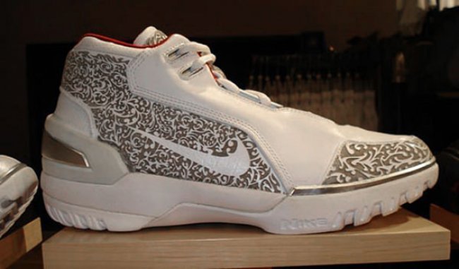 nba球员圣诞节穿什么鞋,nba球星平时穿什么鞋