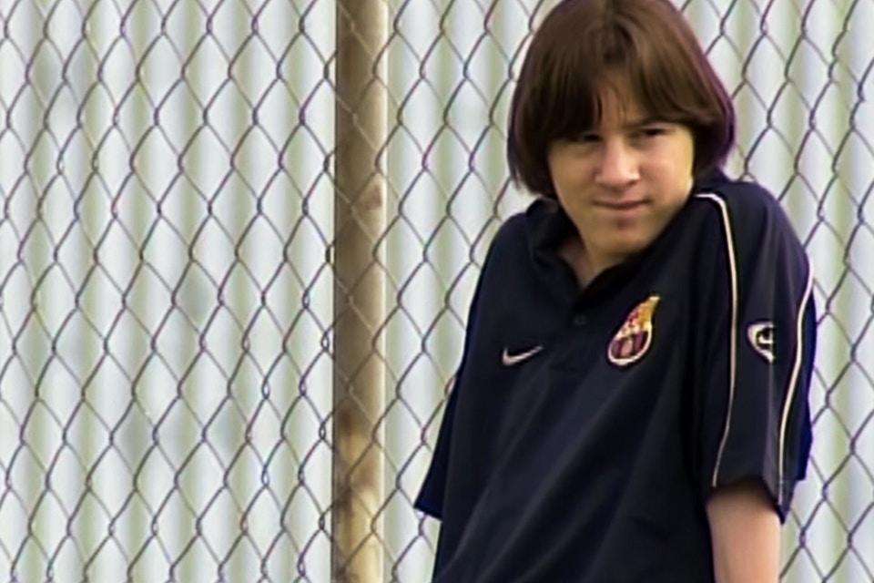 他从小就喜欢足球，不畏曲折，不断激励自已成长为一个伟大的球星