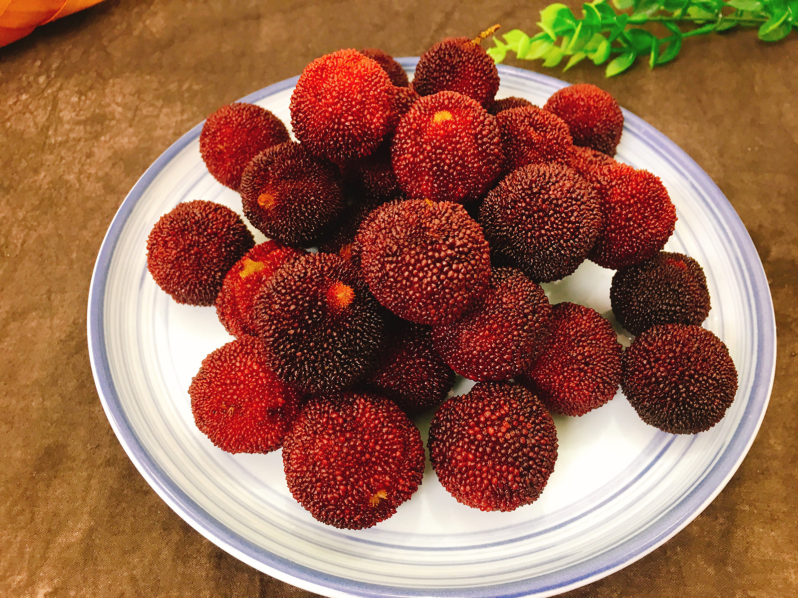 清洗杨梅不要只用盐水，加一些它，灰尘杂质自动出来，还不伤果肉