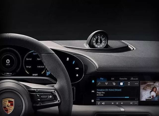 戴天梭力洛克开什么车,戴天梭表开大众车