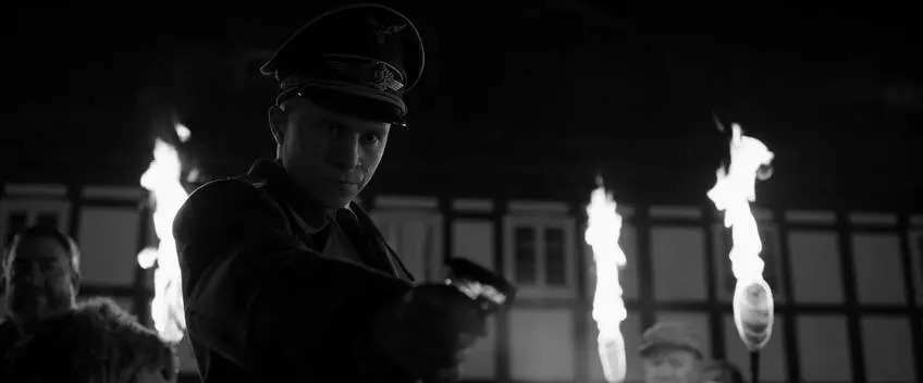 《冒牌上尉》:19岁少年逃兵的刽子手生涯,极权主义下的人性拷问