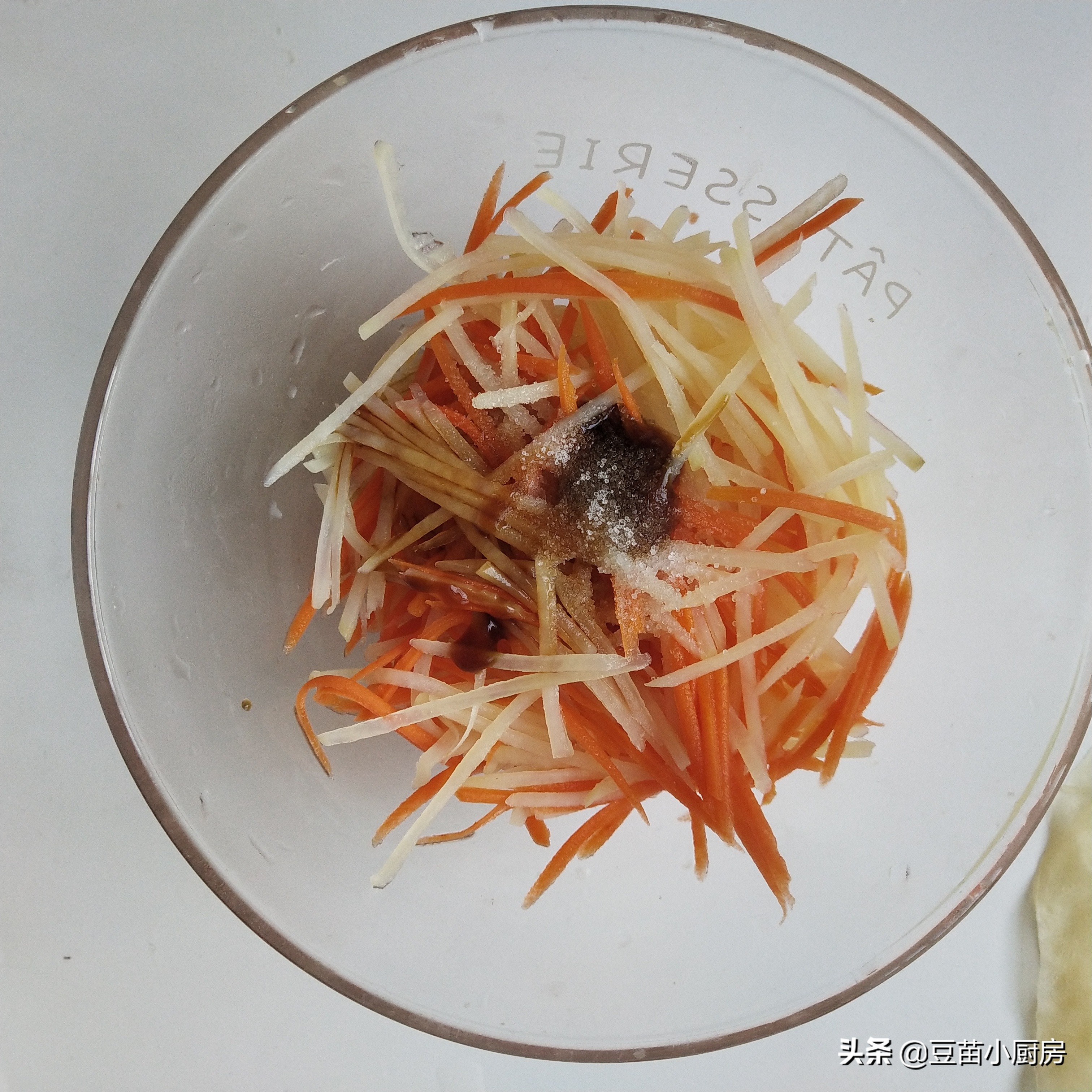 干拌面土豆丝卷饼的做法,凉水和面烙土豆丝卷饼