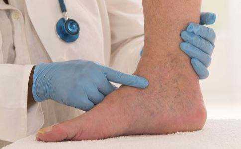 脚崴了踝骨骨折一直疼怎么办,踝关节崴了骨折有什么症状