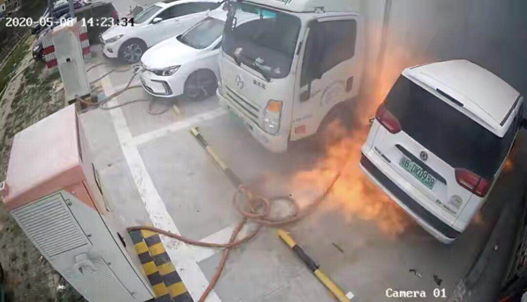 又自燃了还有安全的新能源车吗,新能源汽车还在运输中就自燃