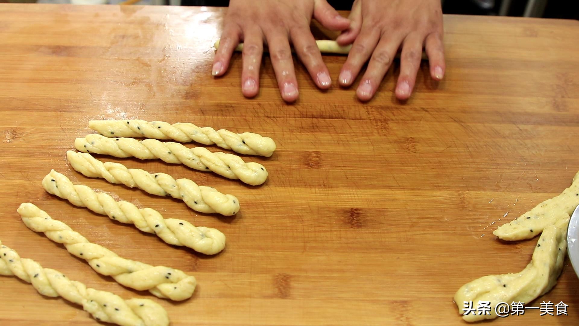 在家做香酥麻花的方法,好吃的麻花教程赶紧学起来吧