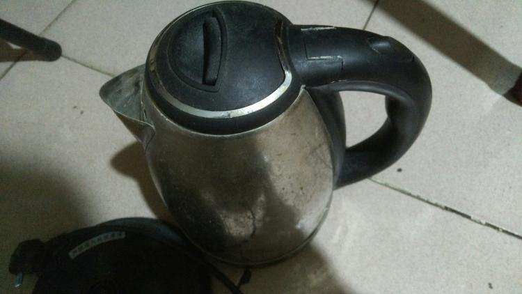 热水壶坏了别马上扔，一根牙签倒点这“饮料”，3分钟通电重新烧