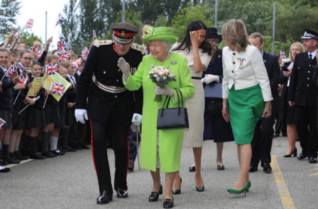 梅根出席王室活动不自信,梅根退出王室后首次见到女王