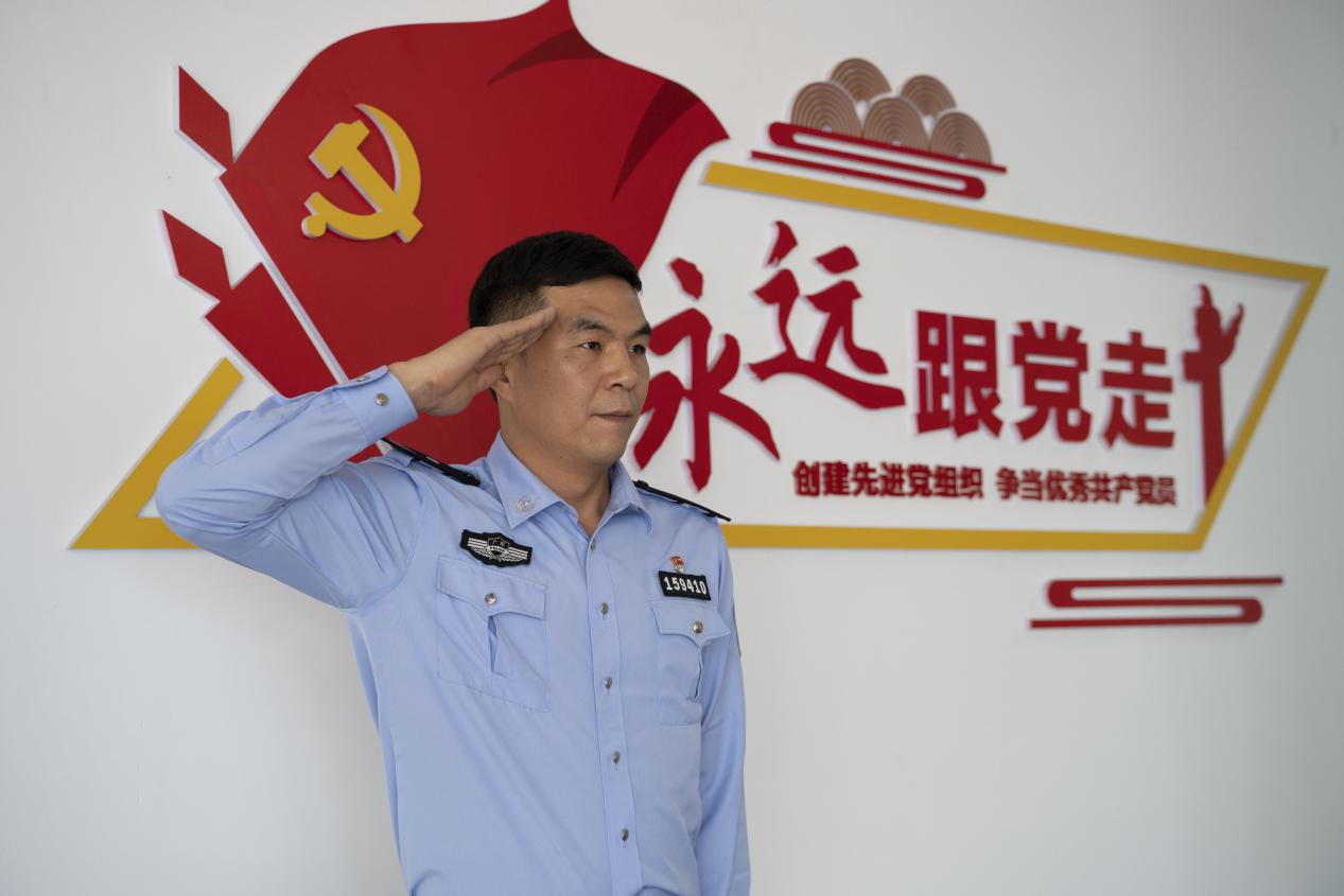 邓楠薪:马路上的“神探”教官